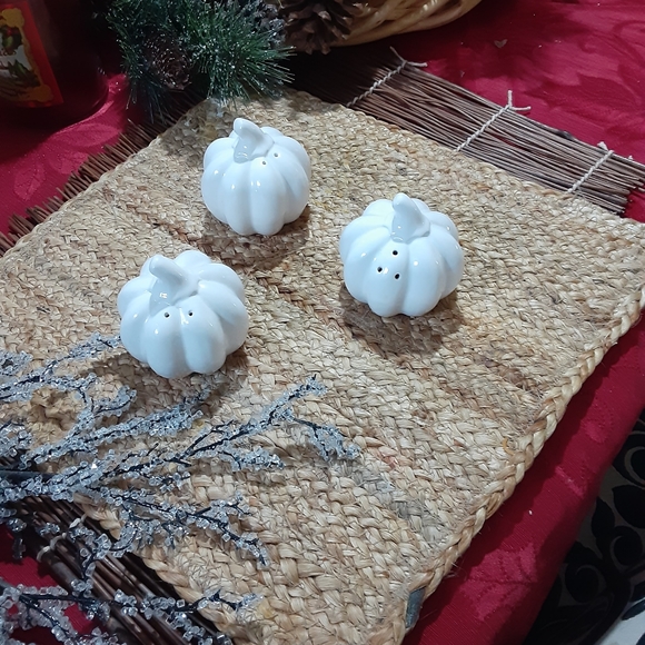 Mid Century white pumpkin trio salt pepper shakers - Picture 3 of 4